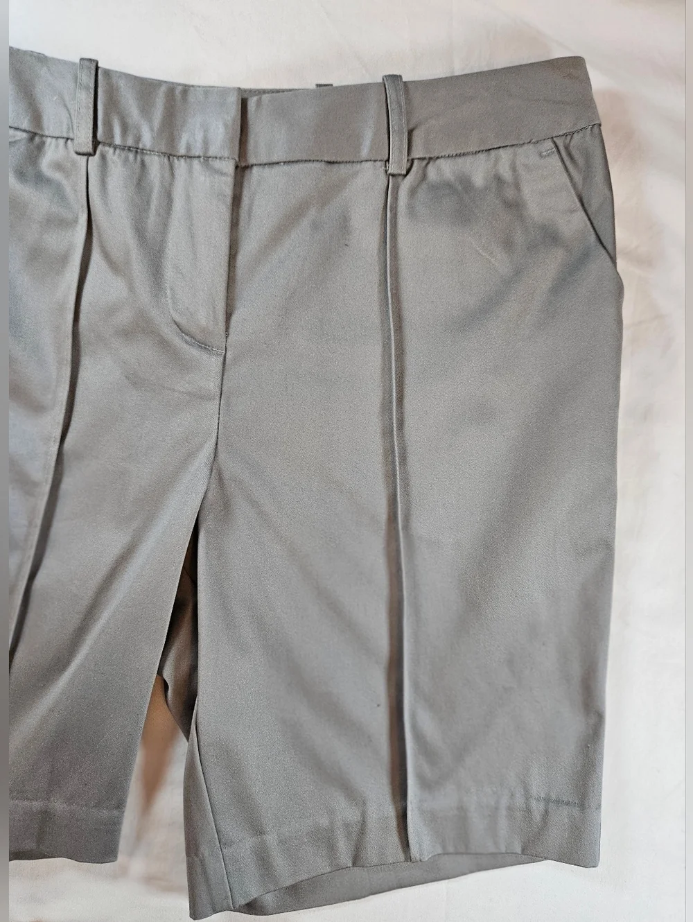 NWT Worthington Womens Petite Gray Modern Fit Bermuda Front Pleat Shorts Size 4P